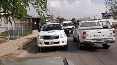Asesinan de balazos a hombre mientras caminaba por el barrio