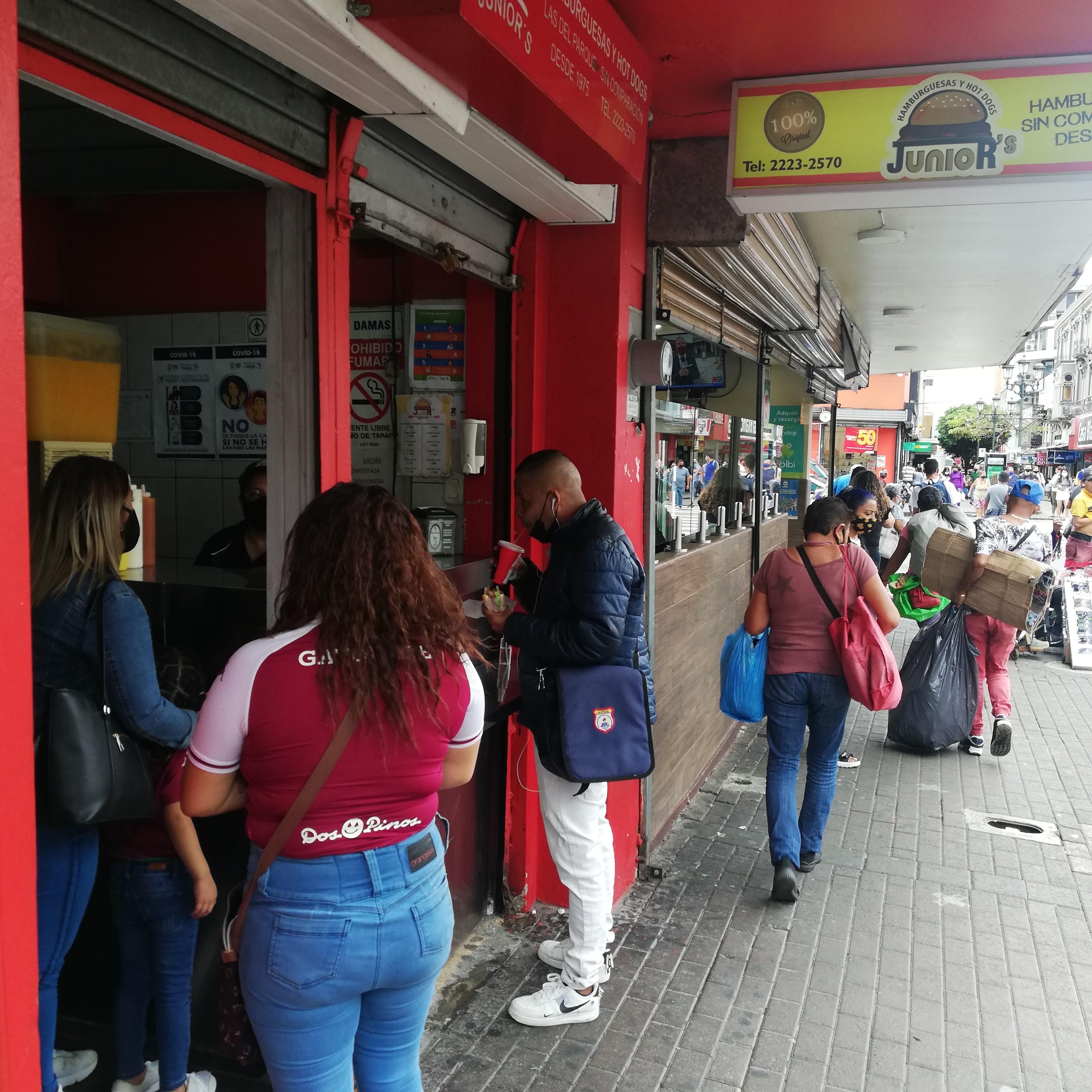 “Hamburguesas Junior’s”  tiene 45 años de vender en una ventanita al costado oeste del parque Central de San José