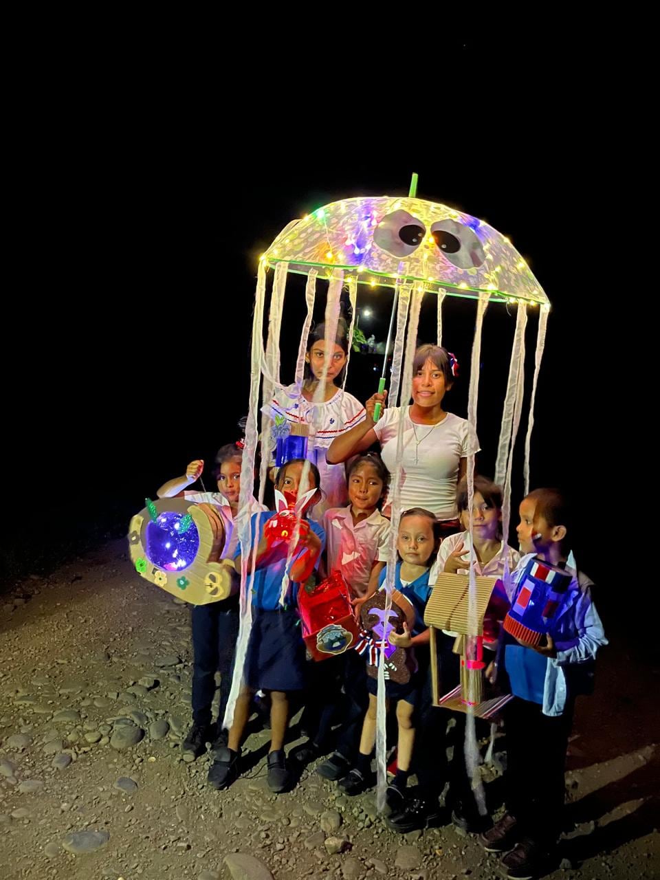 Clara Idalia García camina, cruza el río en panga y sigue en moto para llegar a la escuela de Copalchí, en Sarapiquí, donde enseña a 11 niños de primero a sexto grado