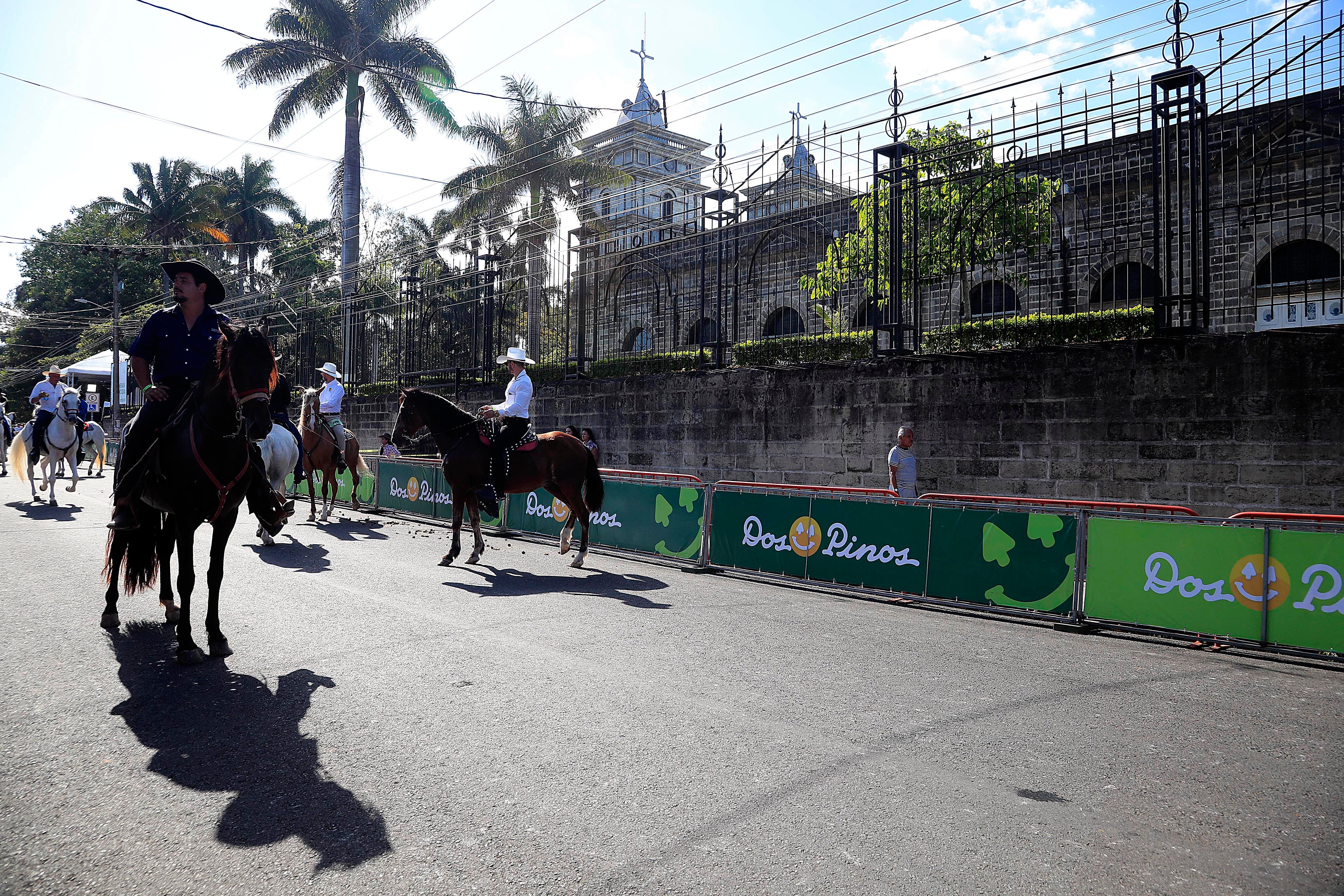 18/01/2024     Palmares. Con una muy escasa concurrencia, tanto de jinetes y caballos como de espectadores, se realizó este jueves el tradicional tope con el que inician oficialmente las fiestas cívicas en este cantón alajuelense. Además de los caballistas, destacó la presencia de reconocidas figuras de la política y la farándula.