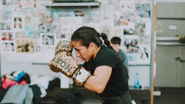 Yokasta Valle desafía las dunas de arena en Los Ángeles