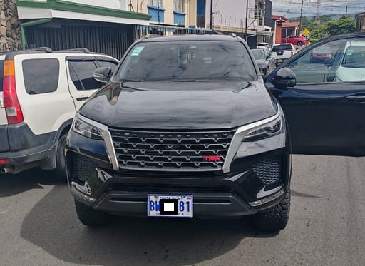 Una cámara de seguridad grabó el instante en el que un grupo de supuestos maleantes atacan a la conductora de un carro para robarle el vehículo. Foto: Tomada de SkyTrace Costa Rica