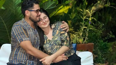 Periodista de Teletica se casa este sábado y hasta el padre Sergio Valverde le dio la bendición