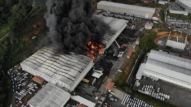 Bomberos lograron controlar incendio en bodegas de Desamparados tras siete horas de trabajo