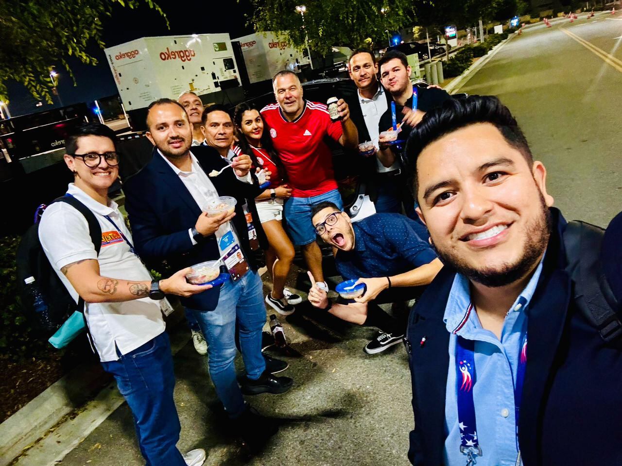 Jorge Balladares repartió ceviche a periodistas ticos en Los Ángeles tras el partido entre Costa Rica y Brasil. Foto: William Cordero.