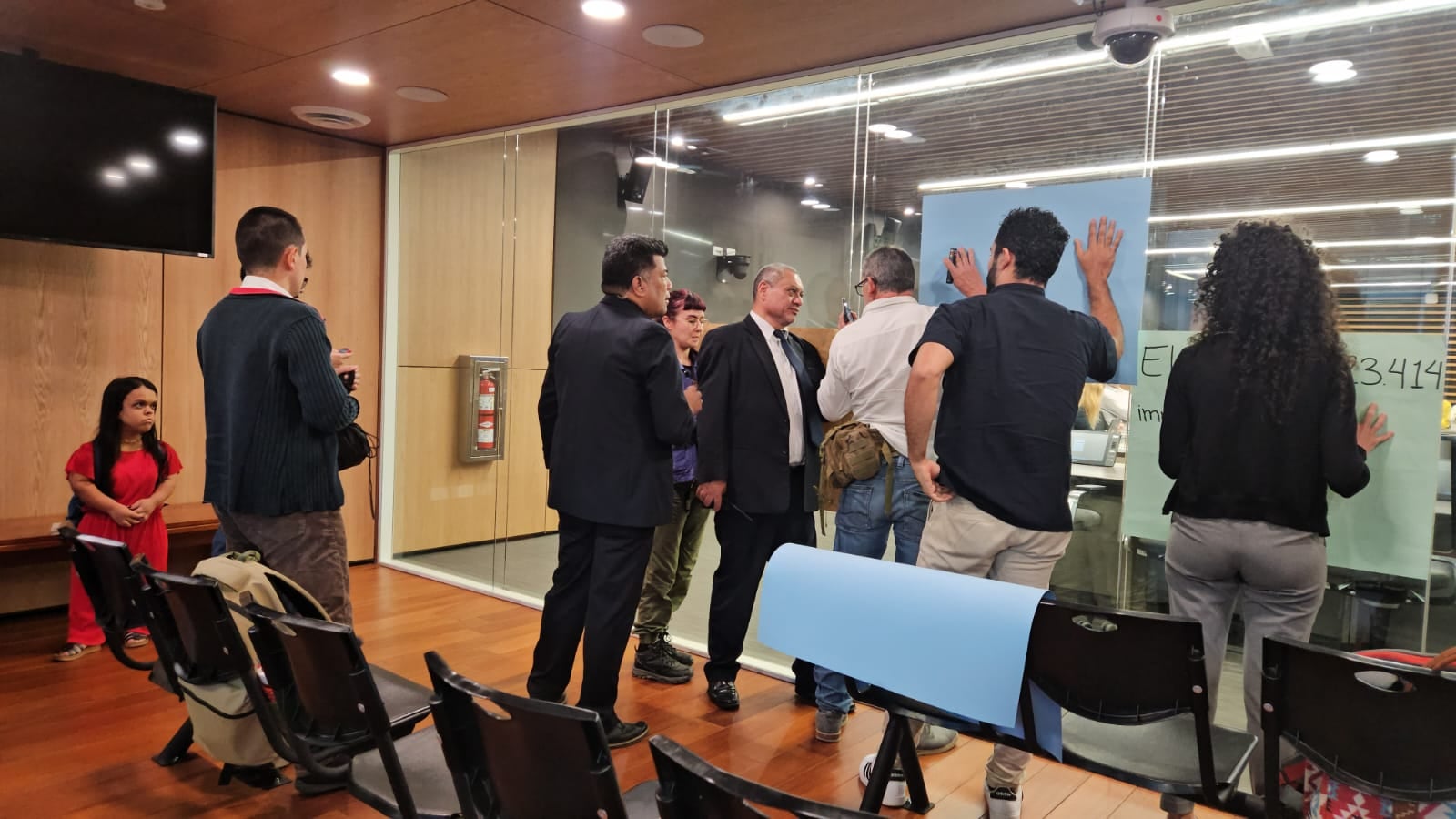 Un cartel con una pregunta incómoda armó un pleito en la Asamblea Legislativa y hasta llegó seguridad.