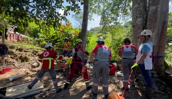 Paramédicos tratan de rescatar a hombre atrapado en foso a 12 metros de profundidad. Foto Cruz Roja.