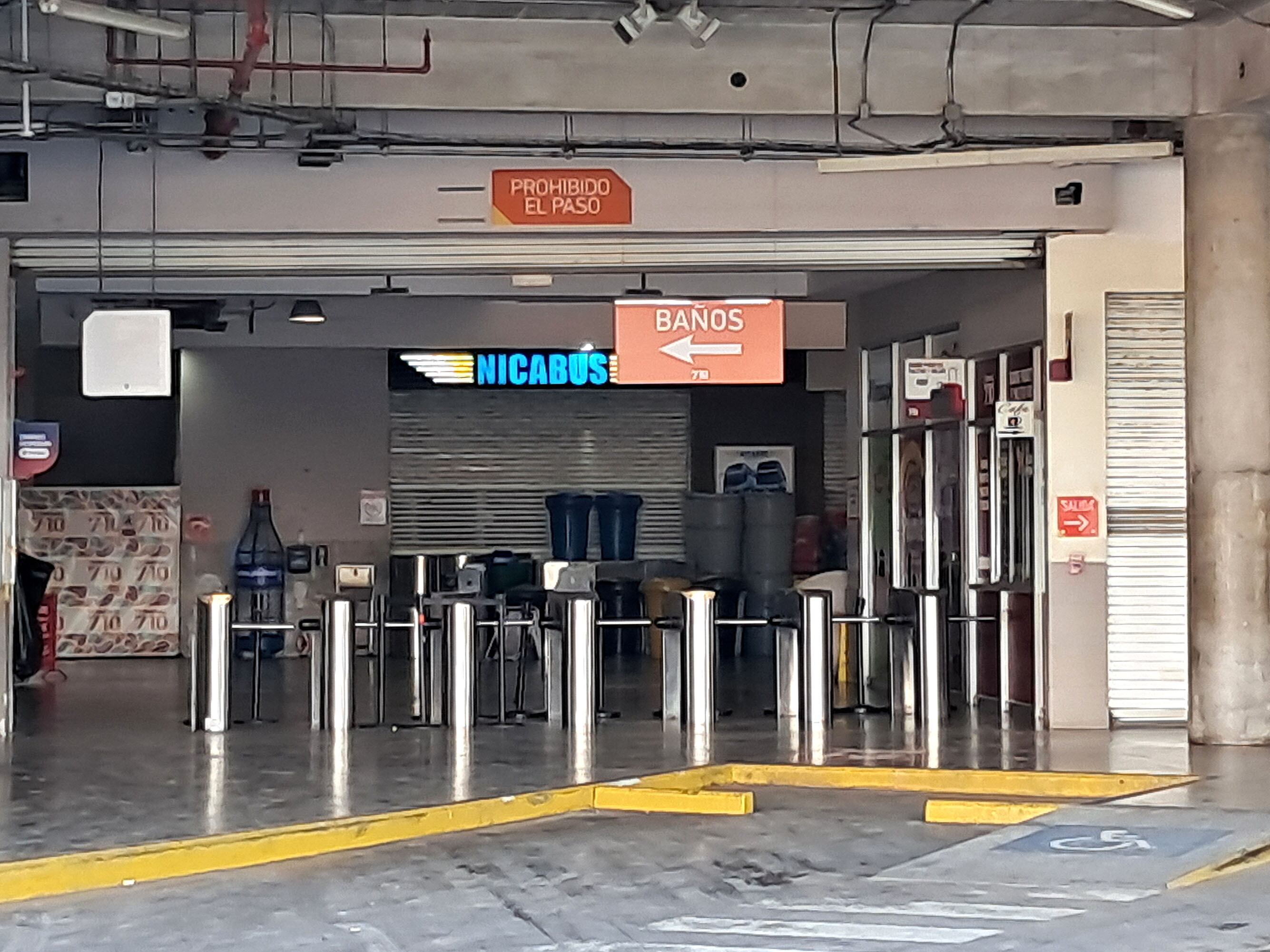 03 de mayo del 2025. San José. 07:00 hrs. Fotografías de las instalaciones de la Terminal 7 10 en San José que fue cerrada ante el translado de las paradas de autobuses a otro plantel. En la actualidad el edificio está siendo resguardado por oficiales de seguridad pero el acceso al público no está permitido. En la foto: Tomas generales de los alrededores de la terminal y fotos internas de las áreas en las que estuvo la estación de San Carlos, Nicaragua y Cóbano. Foto: Albert Marín.