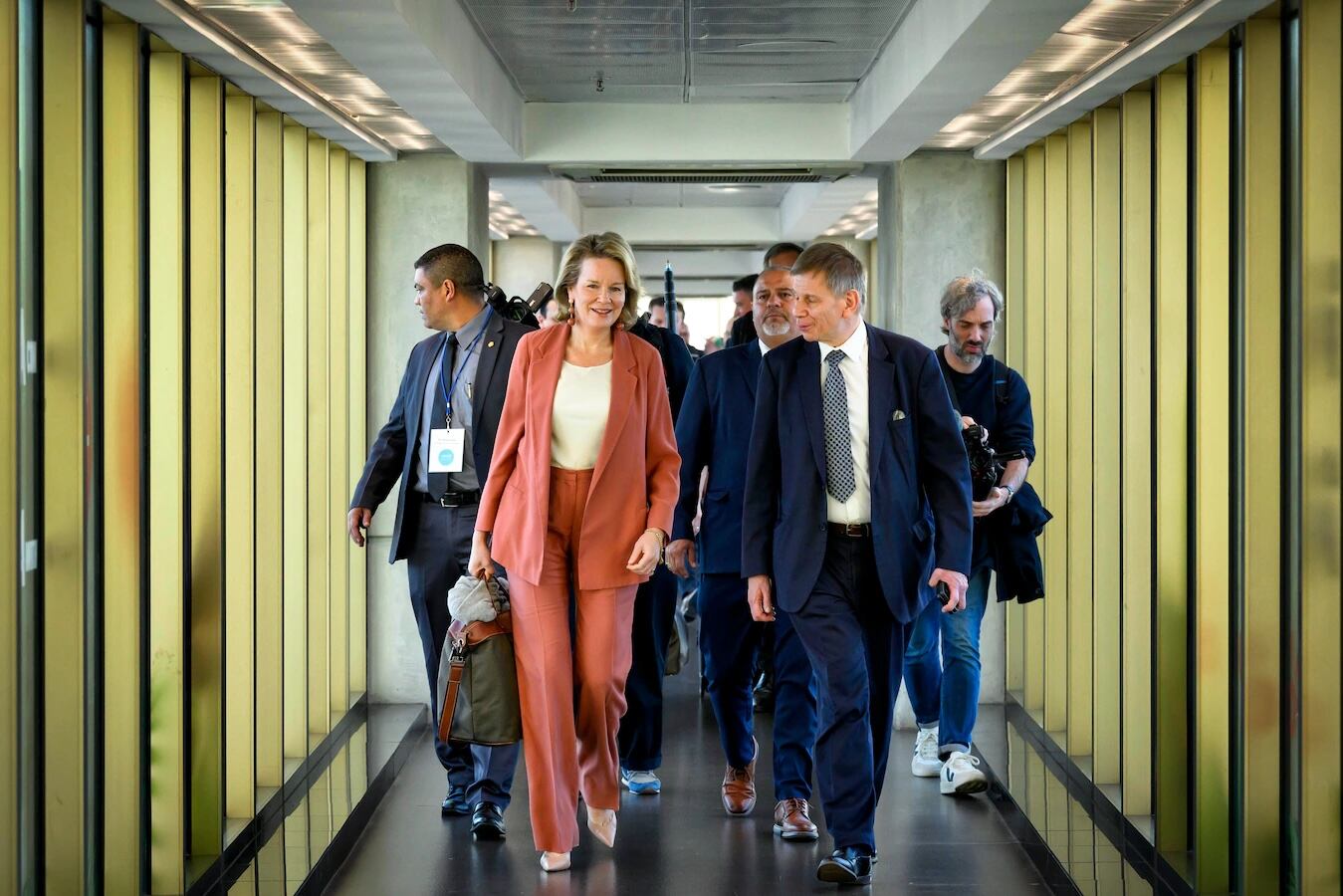 Su majestad Matilde de Bélgica fue recibida a su llegada por diplomáticos de Bélgica y personal de UNICEF en Costa Rica. Fotografía: Cortesía portal HLN.