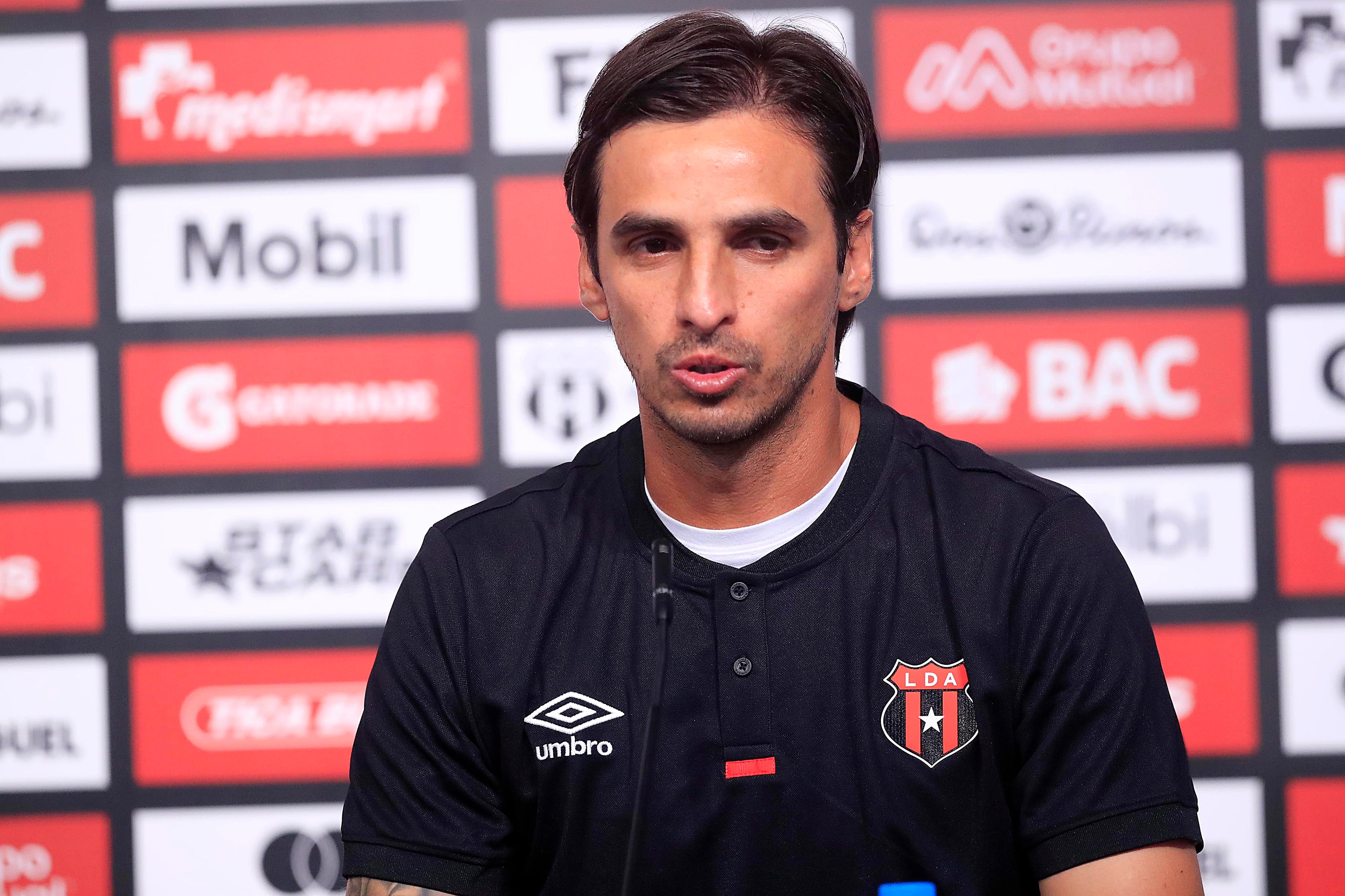 12/03/2024 Turrucares. Este martes fue presentado Alexandre Borges Guimaraes como nuevo director técnico de Liga Deportiva Alajuelense, en las instalaciones del Centro de Alto Rendimiento (CAR). A Guima lo acompañarán dos brasileños y Bryan Ruiz, quienes fueron presentados por el gerente deportivo, Javier Santamaría. Foto: Rafael Pacheco Granados