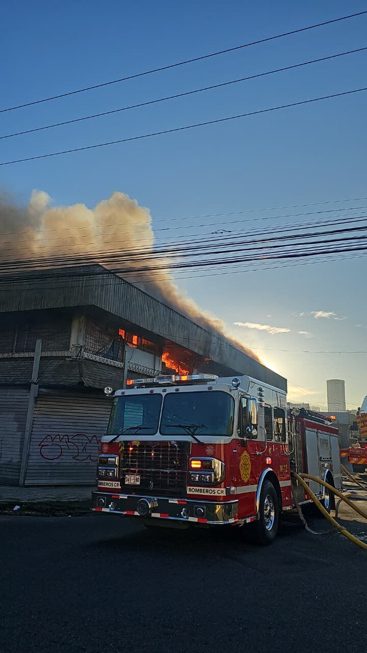 Los vecinos de San José despertaron esta mañana con un gran incendio en un edificio comercial.
