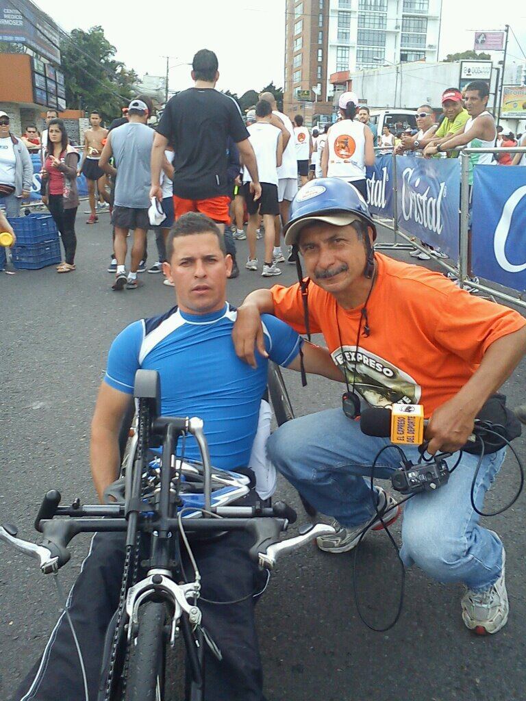 Mario Hidalgo Chaves tiene 53 años y desde hace 32 comenzó a hacer ejercicios de forma seria y constante a pesar de que a los 5 años la poliomelitis le afectó su pierna izquierda y lo obligó a estar la mayor parte de su tiempo en una silla de ruedas.