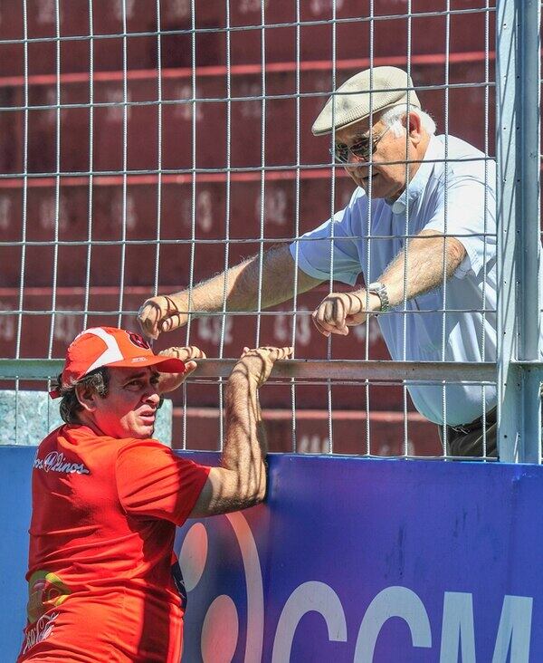 El sacerdote es manudísimo y hasta fue capellán en Alajuelense. Archivo.