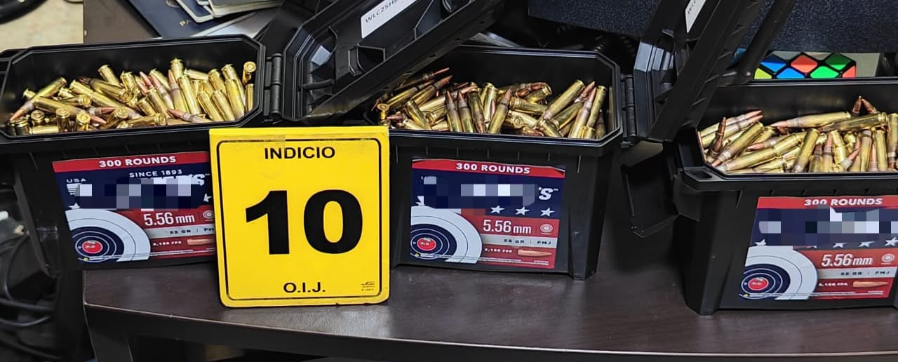 Una denuncia por amenazas durante un aparente conflicto entre vecinos terminó con el decomiso de un arsenal de seis armas de fuego y unas 4000 municiones, en El Invu Las Cañas, en Alajuela. Foto: OIJ