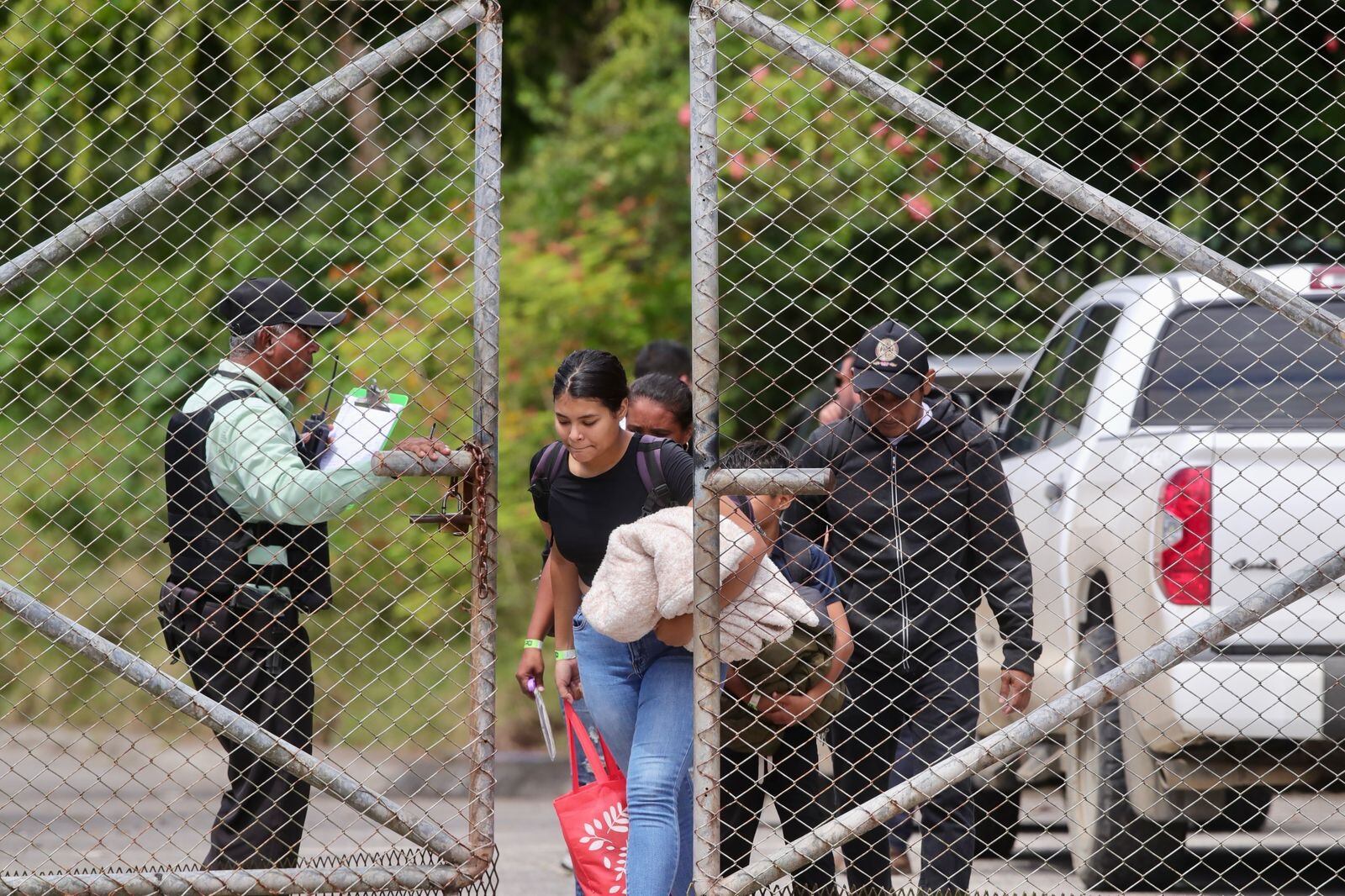 21/02/2025, Puntarenas, Ciudad Neilly, en el centro de Migración CATEM Centro de Atención a Migrantes en Ciudad Nelly Corredores de Puntarenas se encuentran los migrantes deportados de los Estados Unidos.