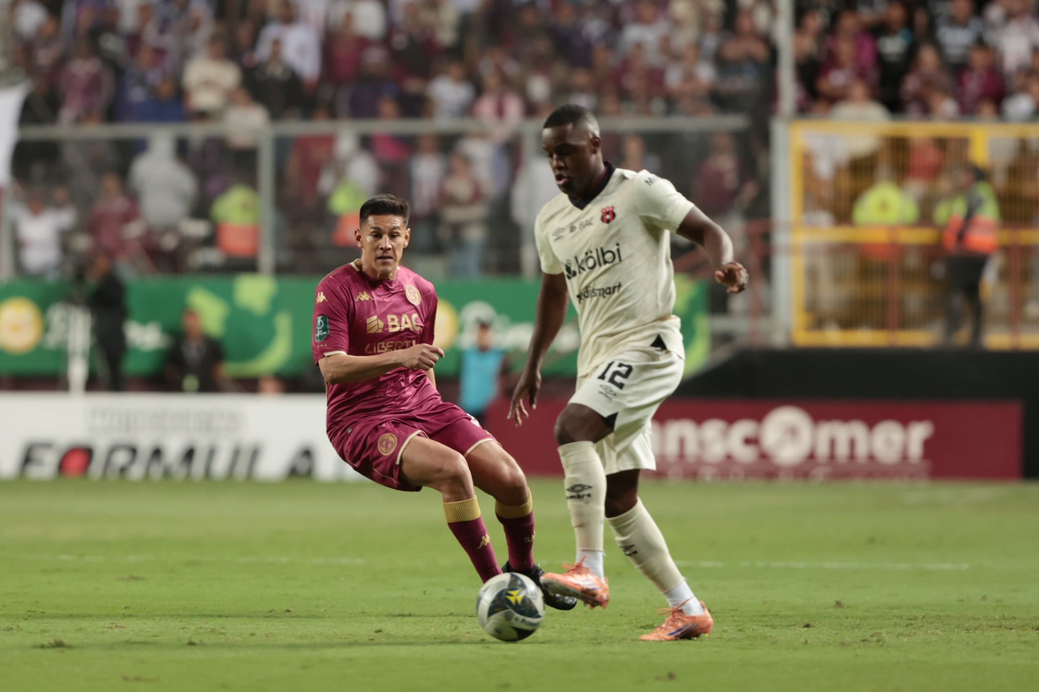 17/12/2025 / partido de ida entre Deportivo Saprissa vs Liga Deportiva Alajuelense por el partido de ida de la final del Torneo apertura de la Liga Promerica 2025 en el estadio Ricardo Saprissa / foto John Durán