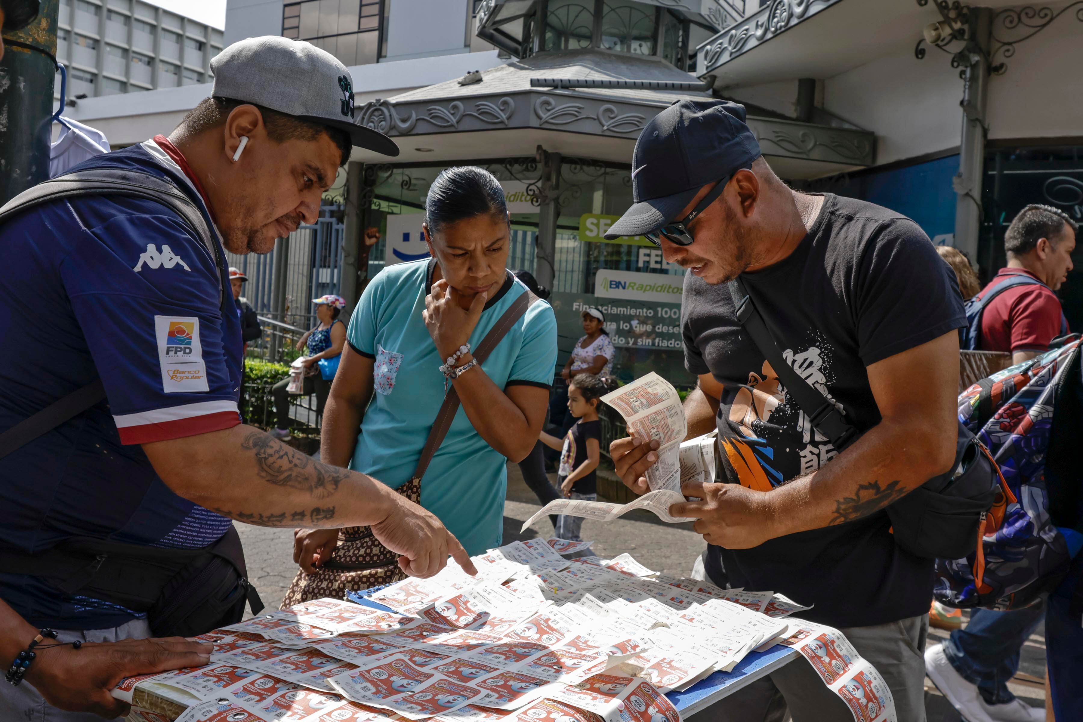Recorrido por ventas de lotería en San José