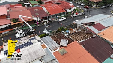 Fotografías aéreas muestran el caos y la destrucción que provocó torbellino en varias casas en Heredia