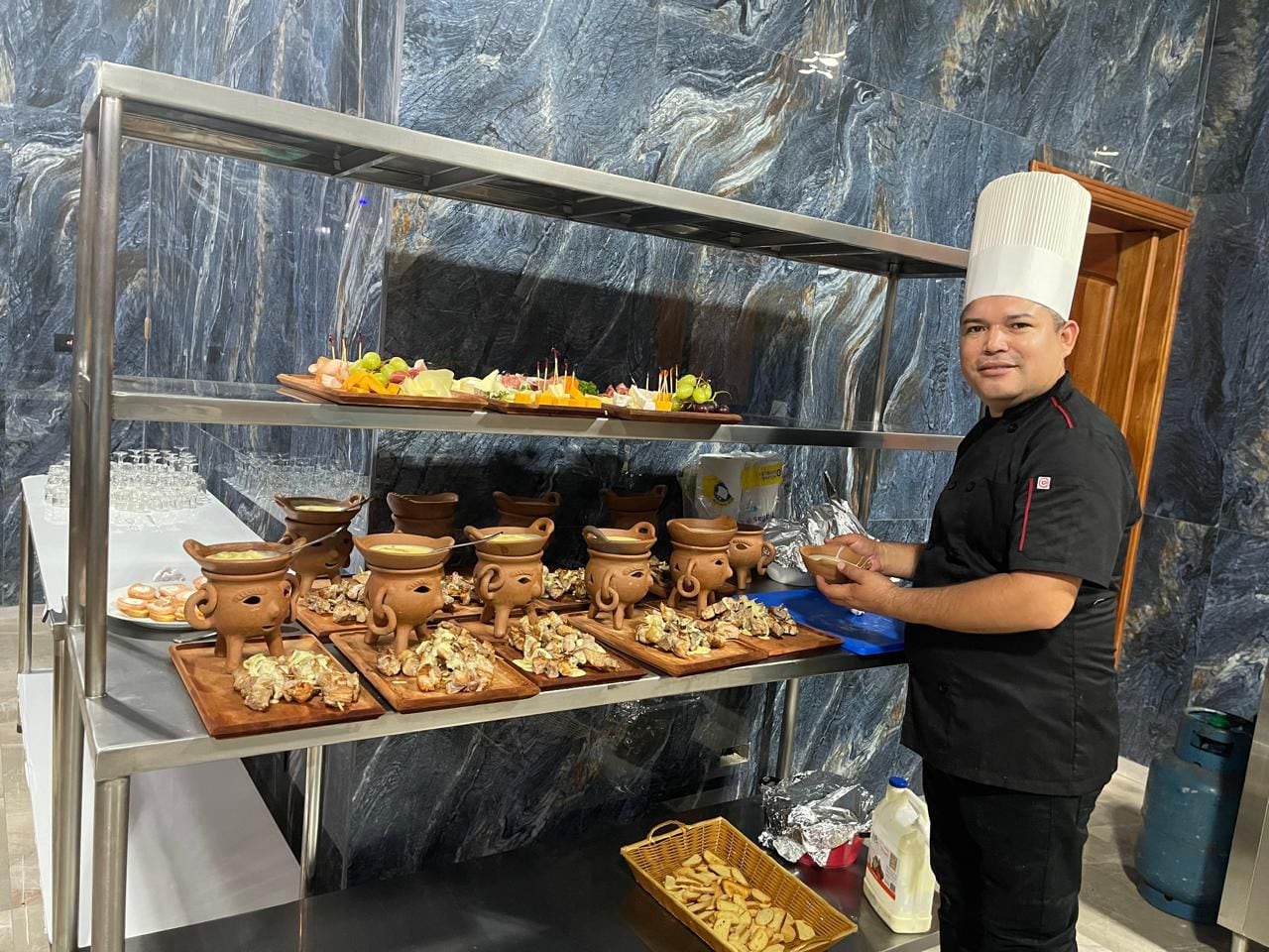 Deyvis Mercado Lezama, de 37 años, nació entre olas del Pacífico nicaragüense y que hoy cocina en Guanacaste, convirtiendo sus sueños y luchas en un ejemplo de superación.