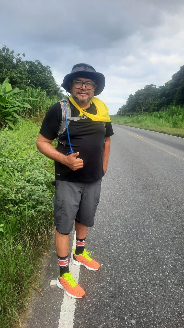 Este domingo 20 de julio los romeros de Río Claro de Golfito comenzaron, desde Paso Canoas, a caminar para cumplirle un año más a la patrona de Costa Rica, la virgencita de los Ángeles. En el grupo camina el periodista Rafael Vargas Jiménez, nuestro amigo de Brunca TV Digital, quien nos colabora con esta información y se caminará los 300 kilómetros, algo que realiza desde hace 10 años.