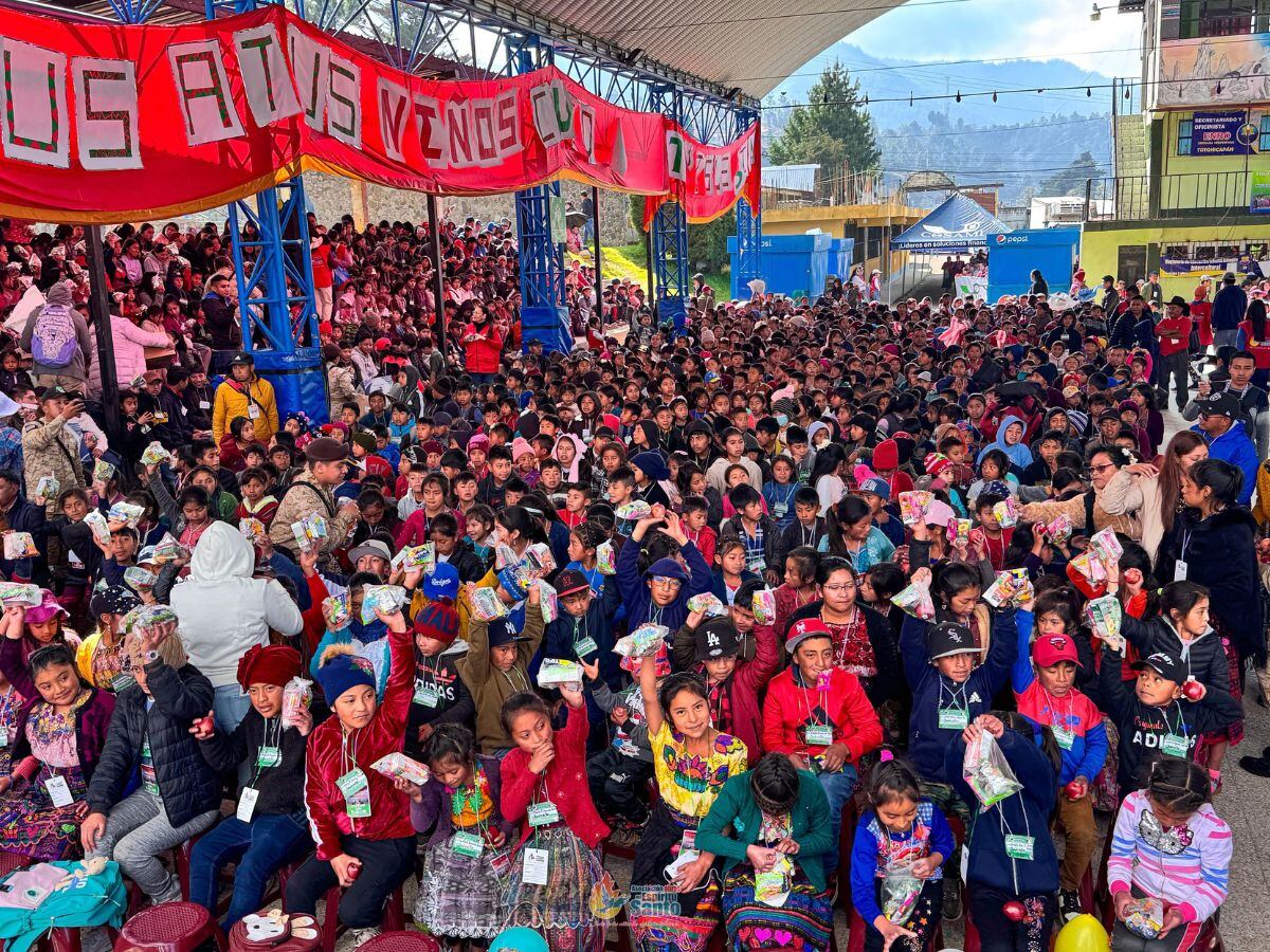 Así se veía el mar de gente que llegó a pasar la navidad junto con el Padre Sergio. Foto: Cortesía.