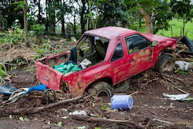 Se acabó la “chatarra” en los barrios: grúas ya levantan carros abandonados en San José