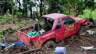 Se acabó la “chatarra” en los barrios: grúas ya levantan carros abandonados en San José