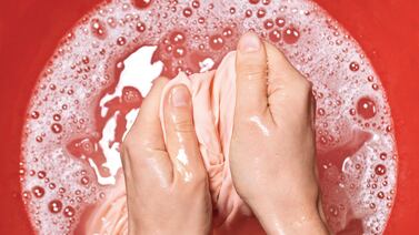 Bañarse, lavar ropa y pintar la casa nos saldría más barato