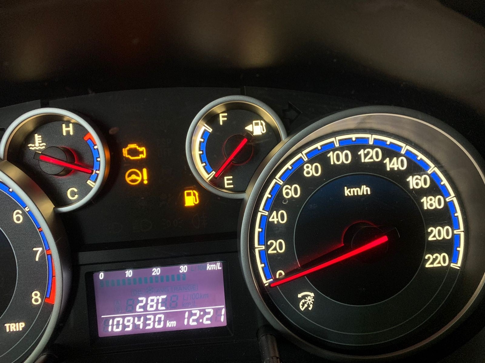 Ahora que la gasolina está tan cara, algunas personas se la están jugando y no pasan a una gasolinera cuando la luz de reserva se les enciende en el panel. Esta práctica podría salirle bastante cara