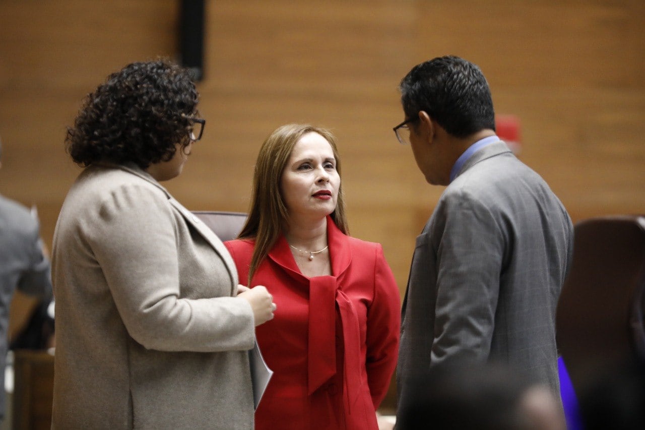 Actividad de los diputados durante la sesión del plenario de la Asamblea Legislativa.