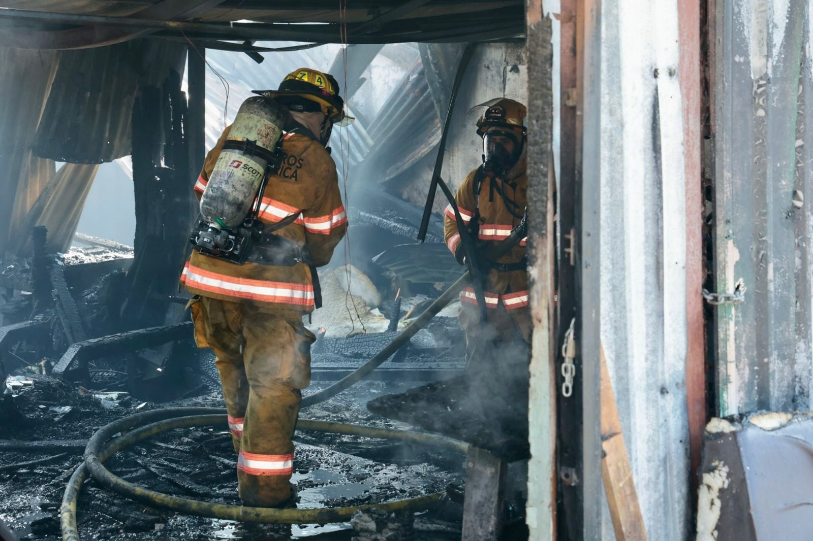 Tres niñas y un adulto fallecieron en un incendio que arrasó con una casa y una ebanistería en Quesada Durán, Zapote este miércoles 17 de diciembre.