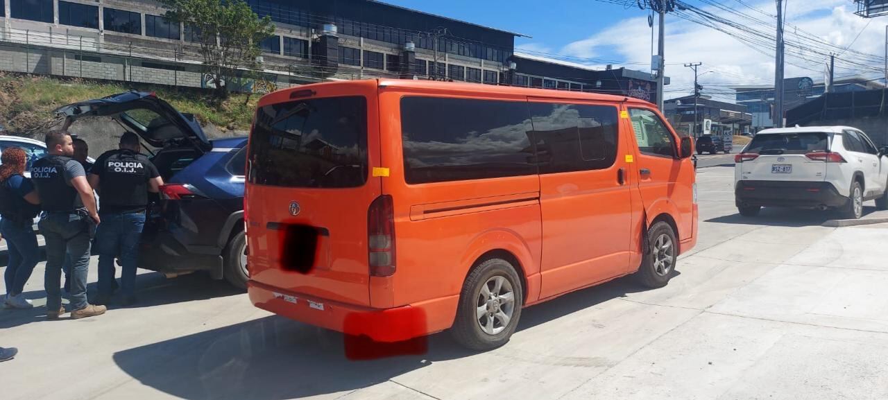 Agentes del OIJ ayudaban a controlar tránsito por accidente y pegaron buseta con 100 paquetes de cocaína