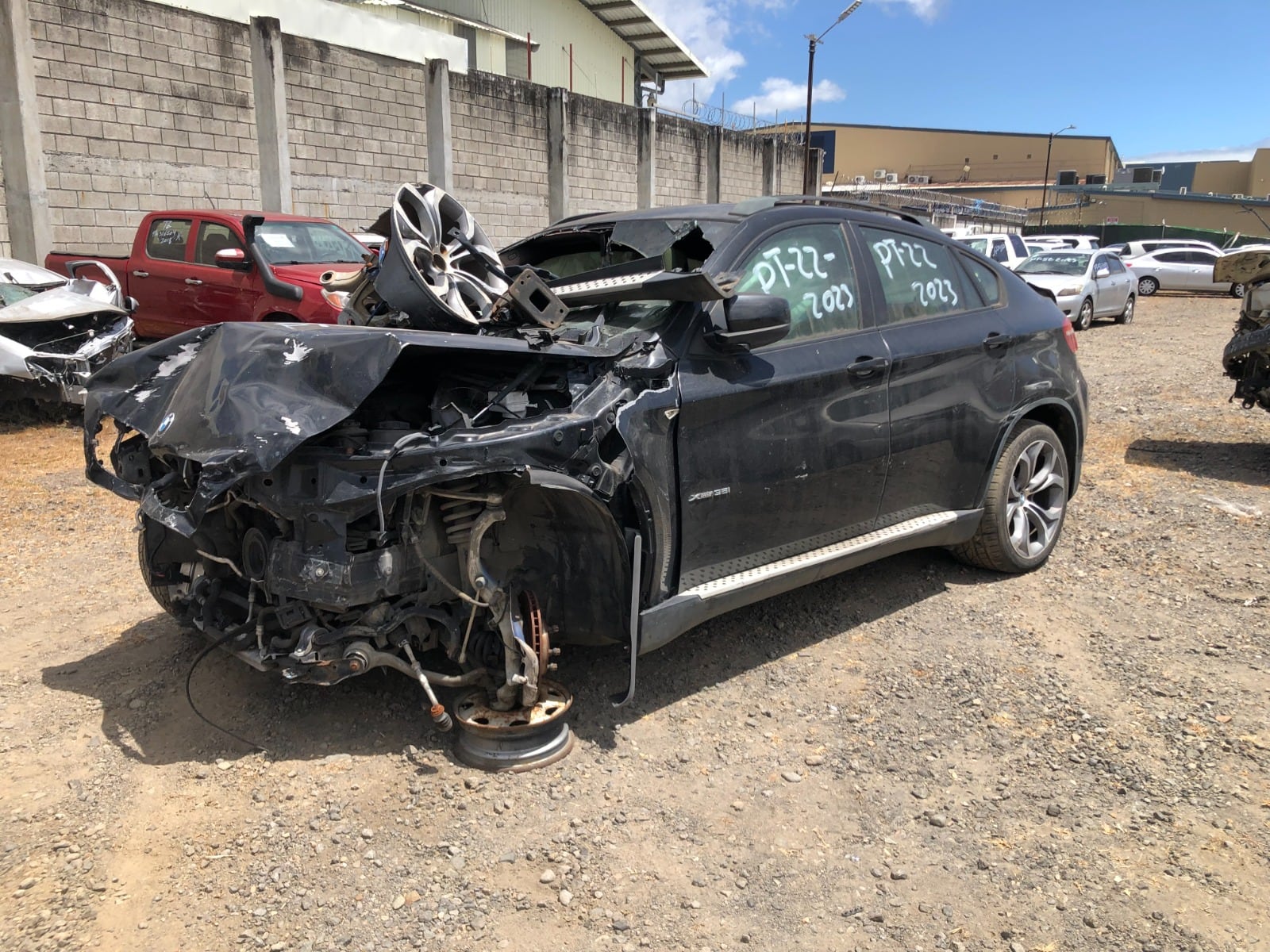 INS pone en venta vehículos para repuestos