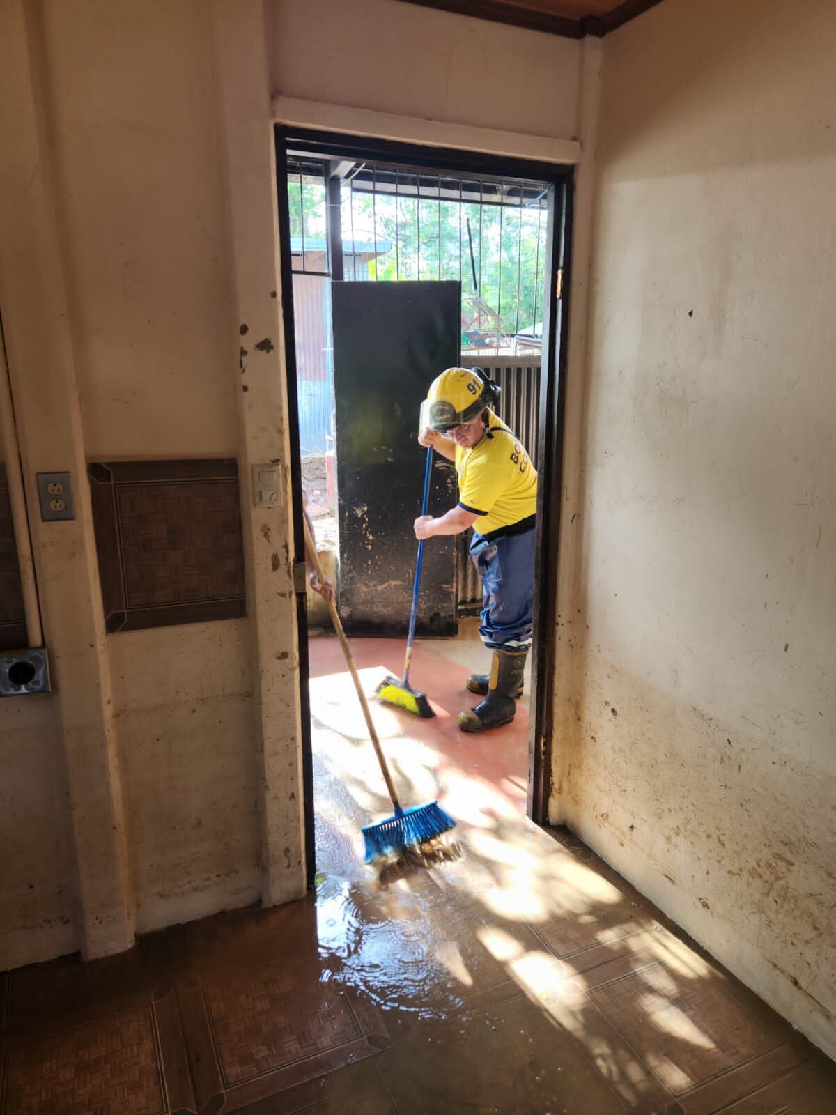 La casa de una familia de adultos mayores de apellidos Cerdas Cordero vecinos de Tobosi de Cartago es parte de las afectadas por las inundaciones de la tarde de este lunes 6 de noviembre, los Bomberos de Cartago les limpió la casa. Foto: Alonso Tenorio