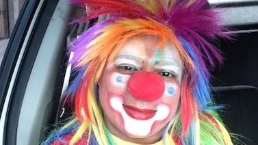 Durmió años en las calles y ahora lleva 15 como el payasito “Pillín”, regalando sonrisas navideñas a los niños