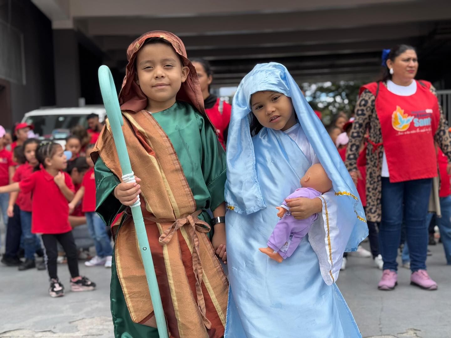 Desde las 8 de la mañana y hasta pasaditas las 3 de la tarde el Estadio Nacional en La Sabana recibió a 35 mil pequeñitos de diferentes partes del país en la 24 Fiesta Nacional de Navidad ¡Jesús: a tus niños los cuida tu iglesia” 2024