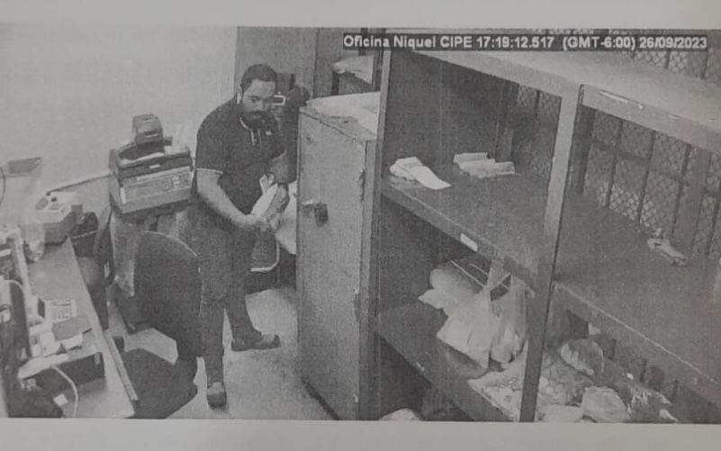 Cuando el funcionario bancario abría la caja fuerte, la puerta impedía ver que el hombre sacaba fajos de billetes. Lo que sí queda en la grabación es cuando sale con sobres de manila con algo adentro que parecen billetes.