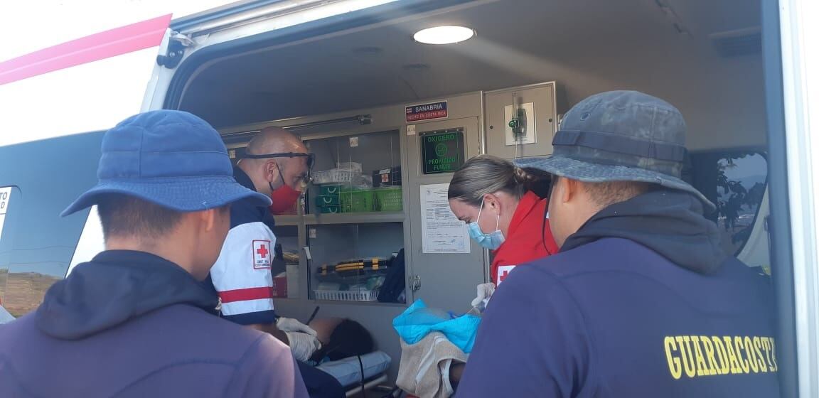 Bebita nació este Domingo de Resurrección en playa Caldera. Foto Cruz Roja.