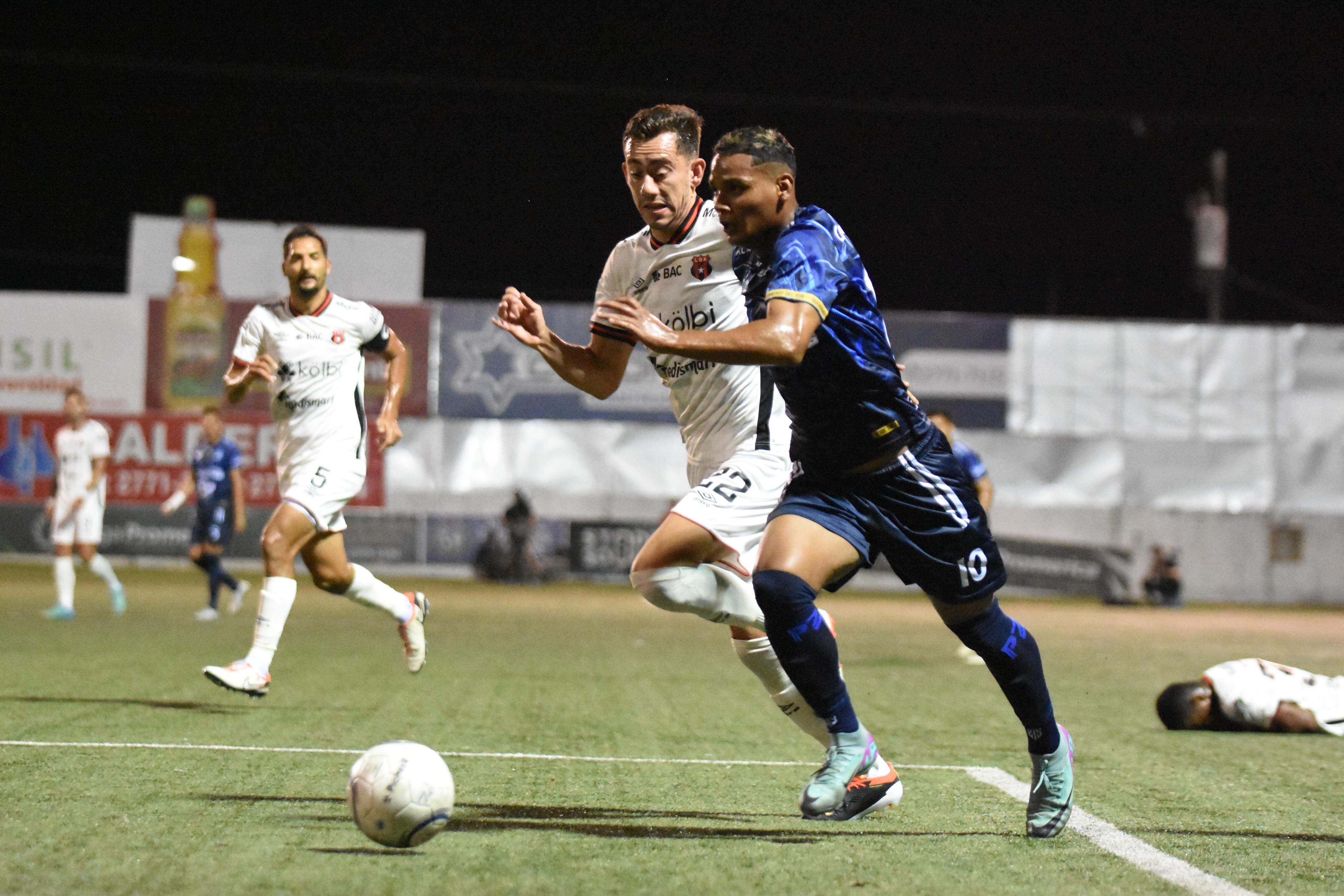 Creichel Pérez intenta superar la marca de Kevin Cabezas en el partido entre Pérez Zeledón y Liga Deportiva Alajuelense.