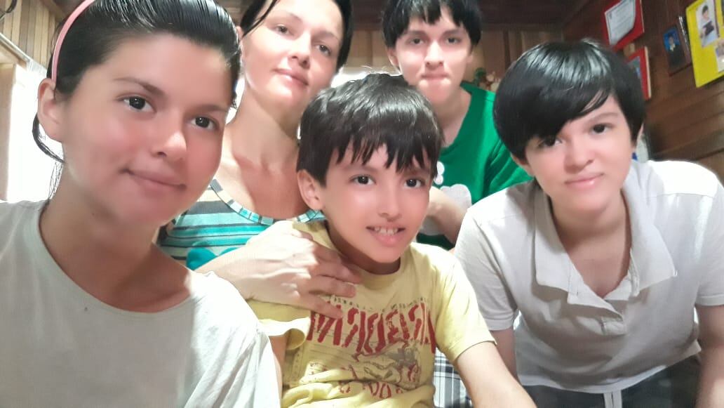 Doña Shirley Gómez Brenes tiene, además de Taylor (9 años), tres hijos más, Ashley Daniela (16 años), Cristian (13) y Brigeth (12); los cuatro son personas con Trastorno del Espectro Autista y son bien empunchados en el estudio.