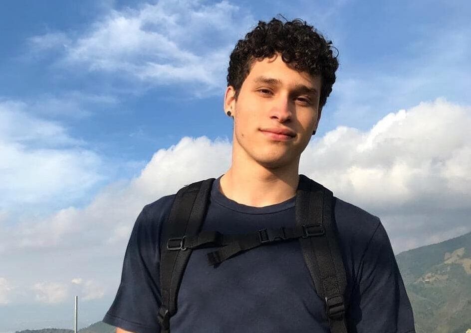 Autoridades continúan buscando a Aldo Miranda, joven arrastrado por el mar en Jacó. Foto tomada de Facebook.