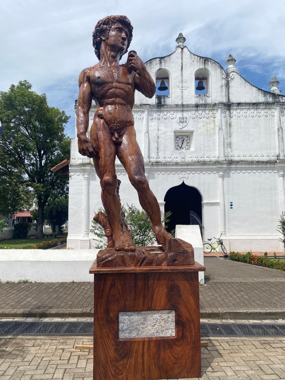 El respetadísimo escultor nicoyano, Juan Rolando Rodríguez P. hizo una réplica del David de Miguel Ángel de 4 metros de altura en madera del árbol de Guanacaste.