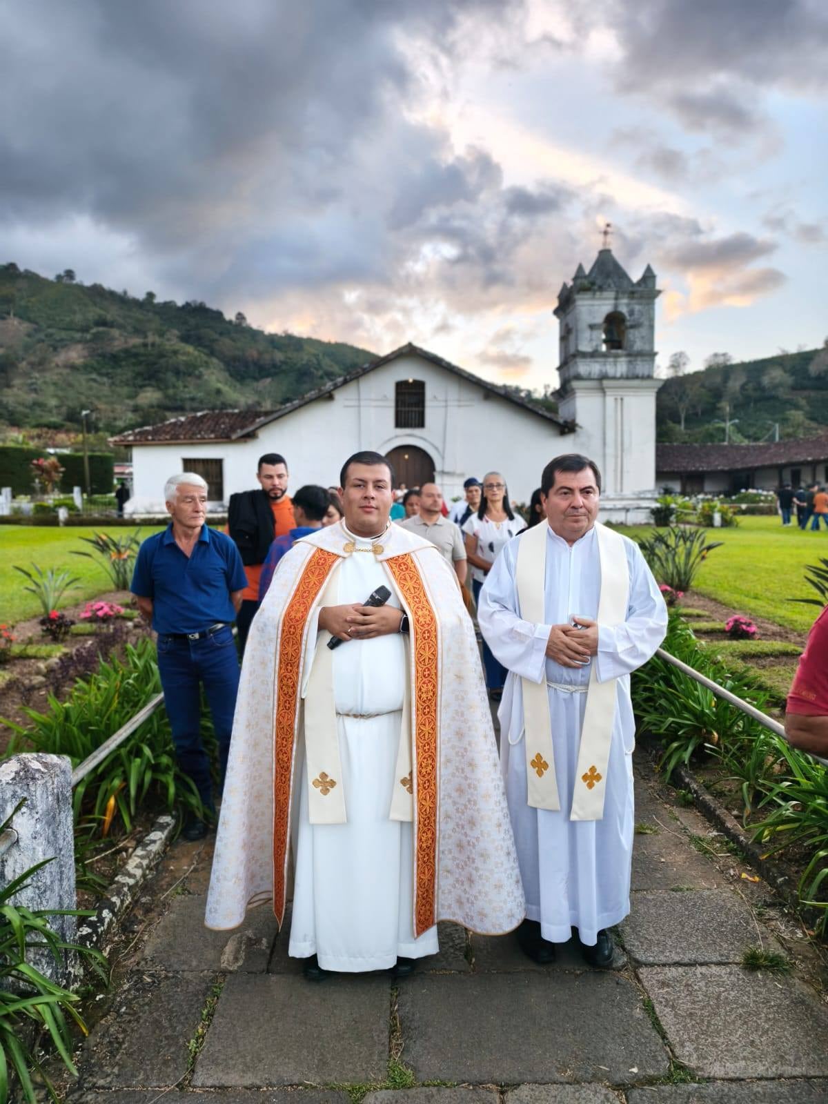 लुईस अलेजांद्रो चावेरी चावेझ, 30 वर्षांचे आणि ओरोसी डी कार्टागोचे रहिवासी, 22 वर्षे ओरोसी येथील वसाहती मंदिरात स्वयंसेवक मार्गदर्शक म्हणून काम करत होते आणि मंदिर नूतनीकरणासाठी बंद असल्यामुळे त्यांना आता आर्थिक गरज आहे. 25 जानेवारी 2026 रोजी चर्चला सुट्टी देण्यात आली.