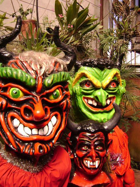 Mario Ledezma Alfaro quien tiene 72 años de edad, es nativo del puro corazón de Heredia y su primera máscara la hizo a los 12 años, fue una calavera, semanas después hizo la segunda, el Pisuicas y a partir de ahí se “enamoró” de este personaje tan fundamental en toda mascarada.