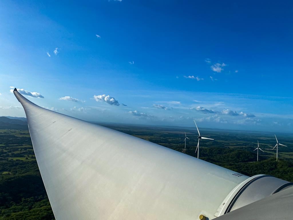 Félix Cabezas Ordoñez y Mauro Masis Solís, son técnicos que reparan y les dan mantenimiento a las torres eólicas propiedad de Coopeguanacaste y lo suyo es encaramarse hasta el puro cucurucho de esas torres cada vez que se necesita