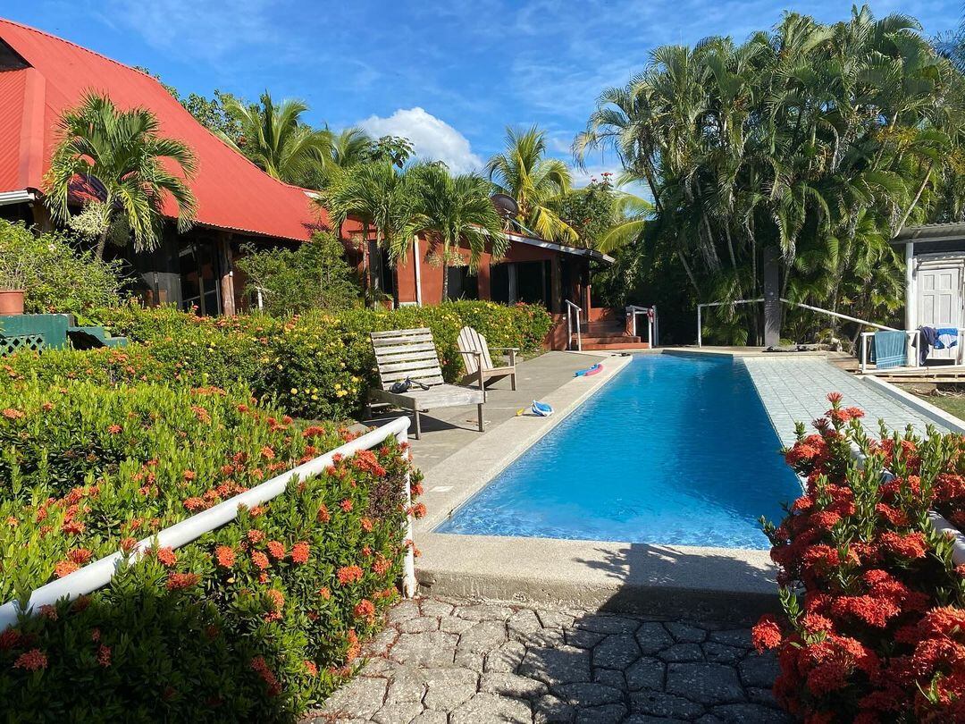 La actriz Amy Jo Johnson publicó en sus redes que está en Costa Rica 2024