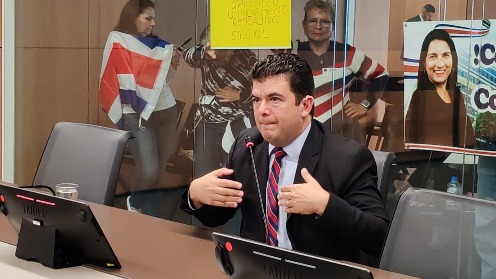 Álvaro Ramos compareció en la Asamblea Legislativa