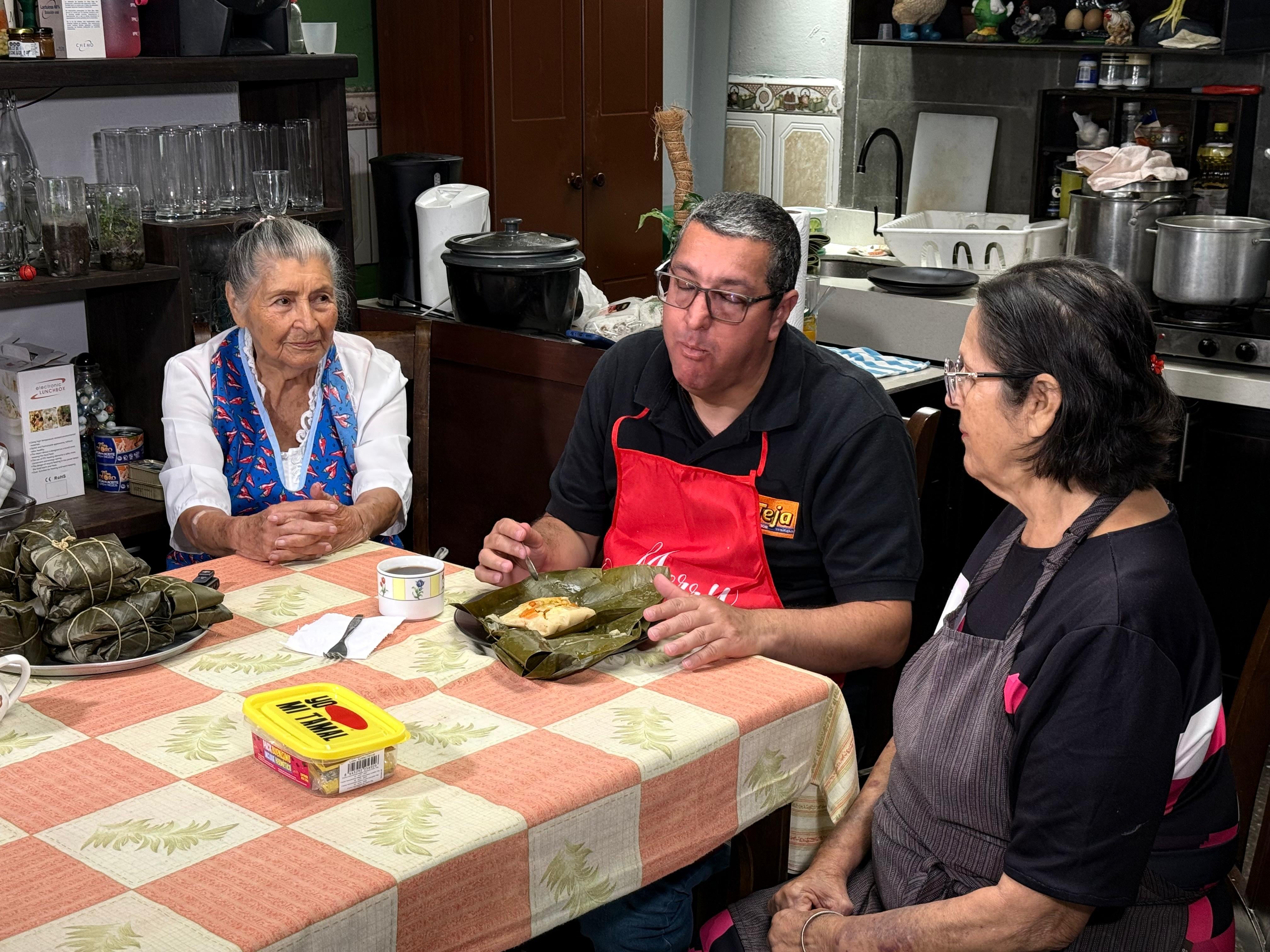“Cazador de tamales” es el especial navideño que nos llevó a cuatro hogares costarricenses en busca del tamal más sabroso. En la foto doña María Luisa Herrera y su hija Lilliam Herrera.