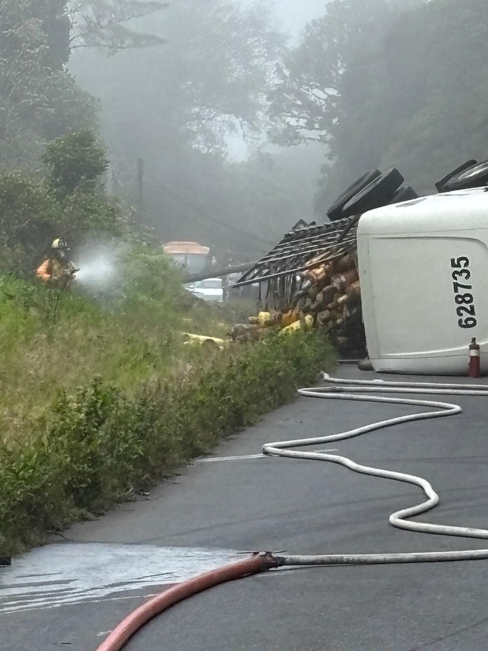 Ruta 2 sigue cerrada tras accidente en El Guarco, Cartago.