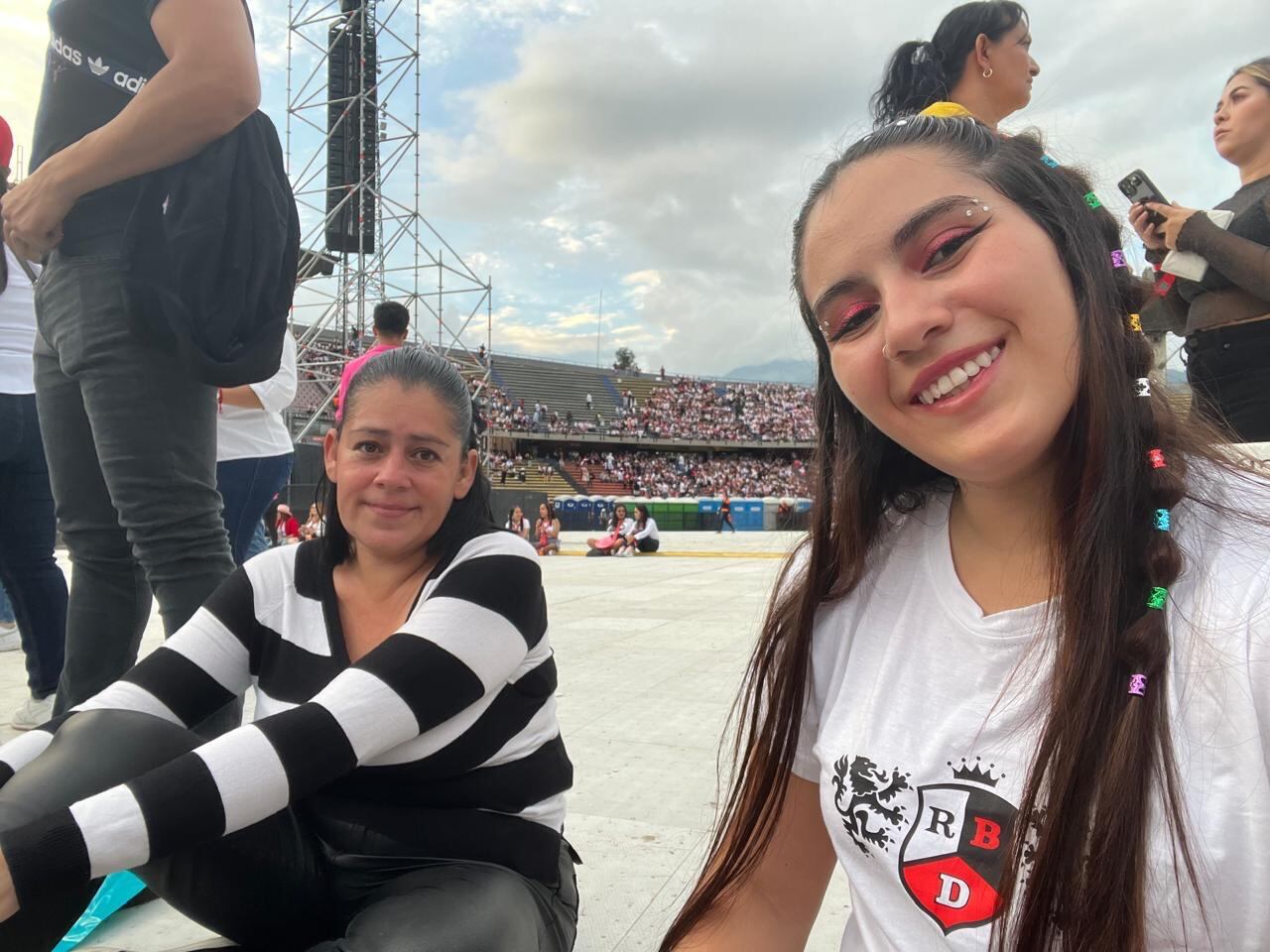 Arlyn Jiménez y Ginia Monge están muy emocionadas porque podrán ir al concierto de Chayanne.